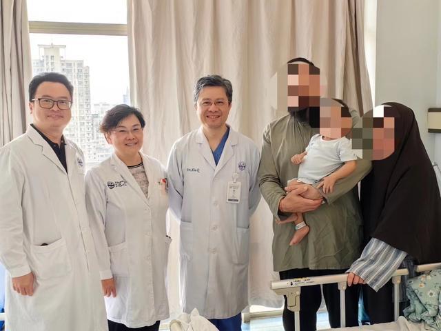 他是第一个拿到中国行医执照的外籍医生,在上海行医10年
