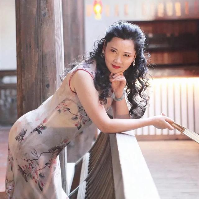 “为获资源,顶流女星陪睡老板被儿子抓包”原来演艺圈真有潜规则