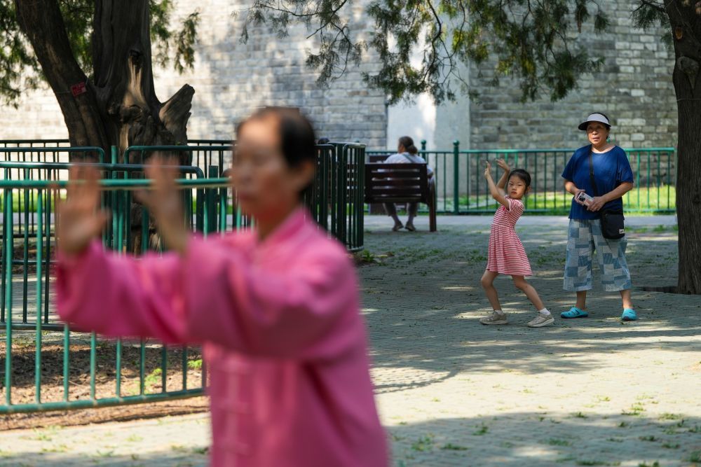 ↑2024年6月28日，一位小朋友在模仿杨淑芹练习太极拳。