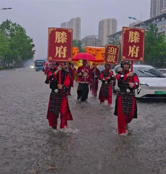 山东临沂遭暴雨袭击，有小区地库被淹，新郎冒雨用花轿接亲