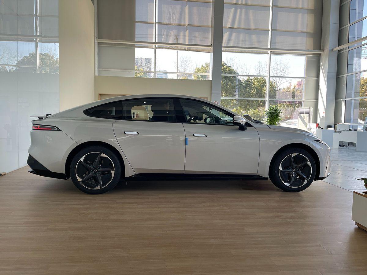 这位也叫007,增程纯电双修,探店东风奕派eπ007