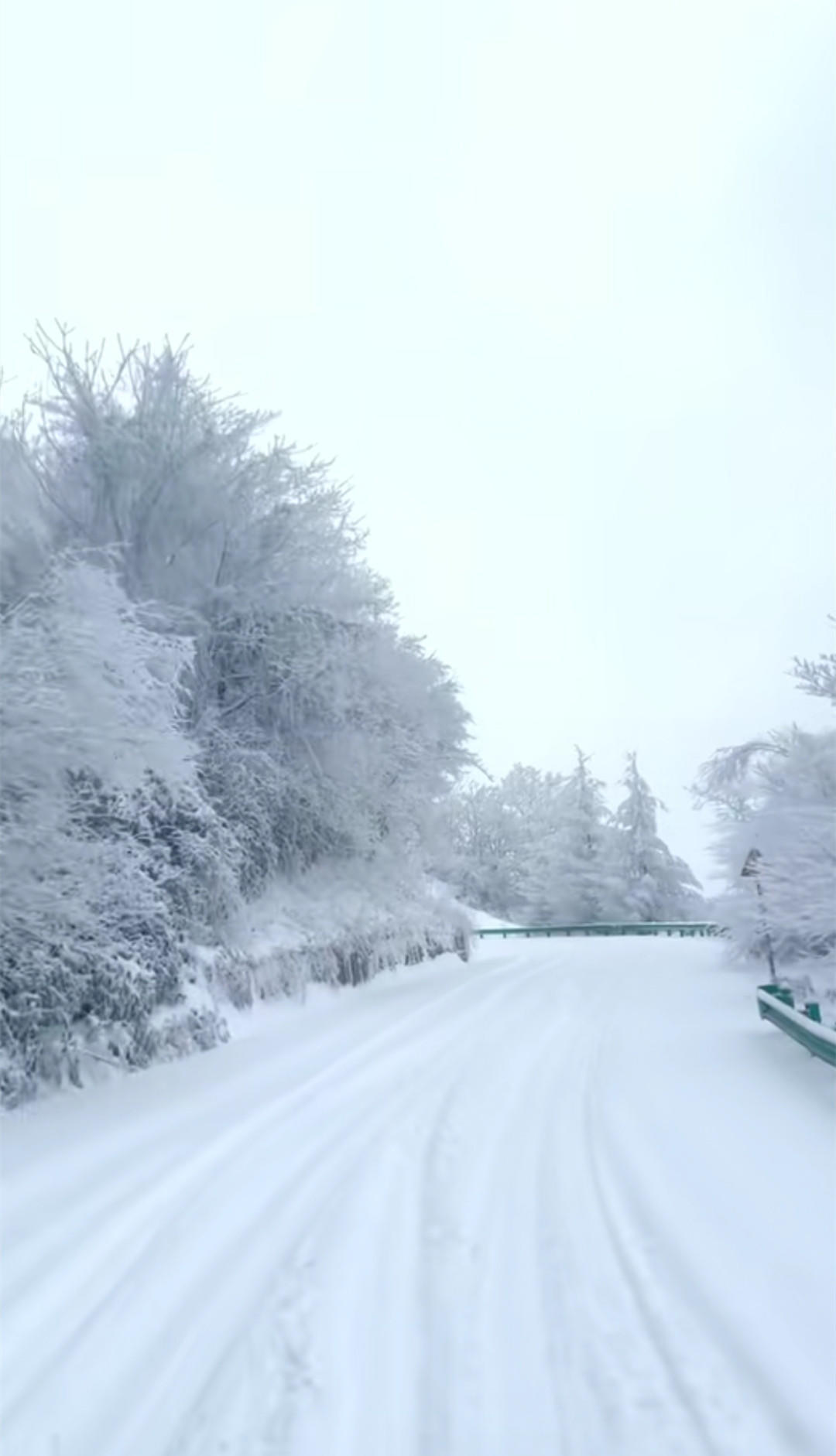 巴中光雾山成冰雪世界,自驾上山赏雪注意加装防滑链