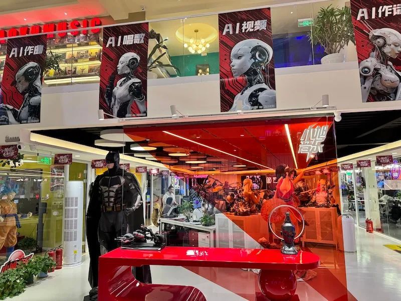 小旭公司进门悬挂的音乐海报，图源受访者