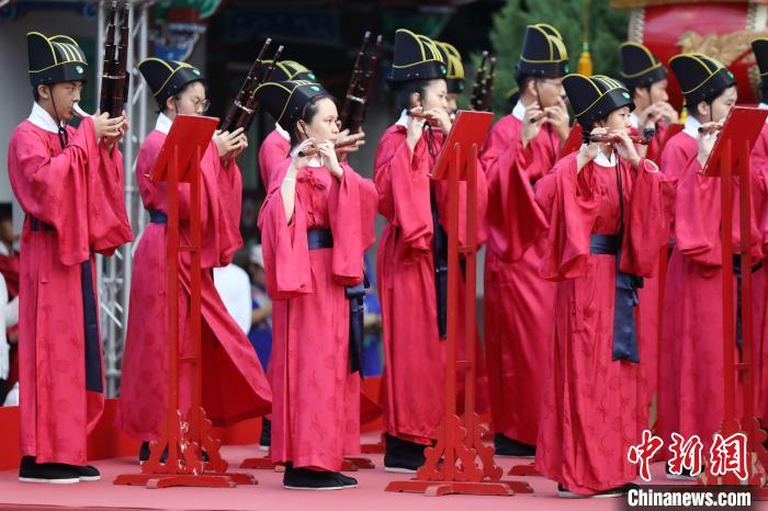 9月28日，台北市各界纪念大成至圣先师孔子诞辰释奠典礼在台北孔庙举行。图为乐生在演奏中。中新社记者 陈小愿 摄
