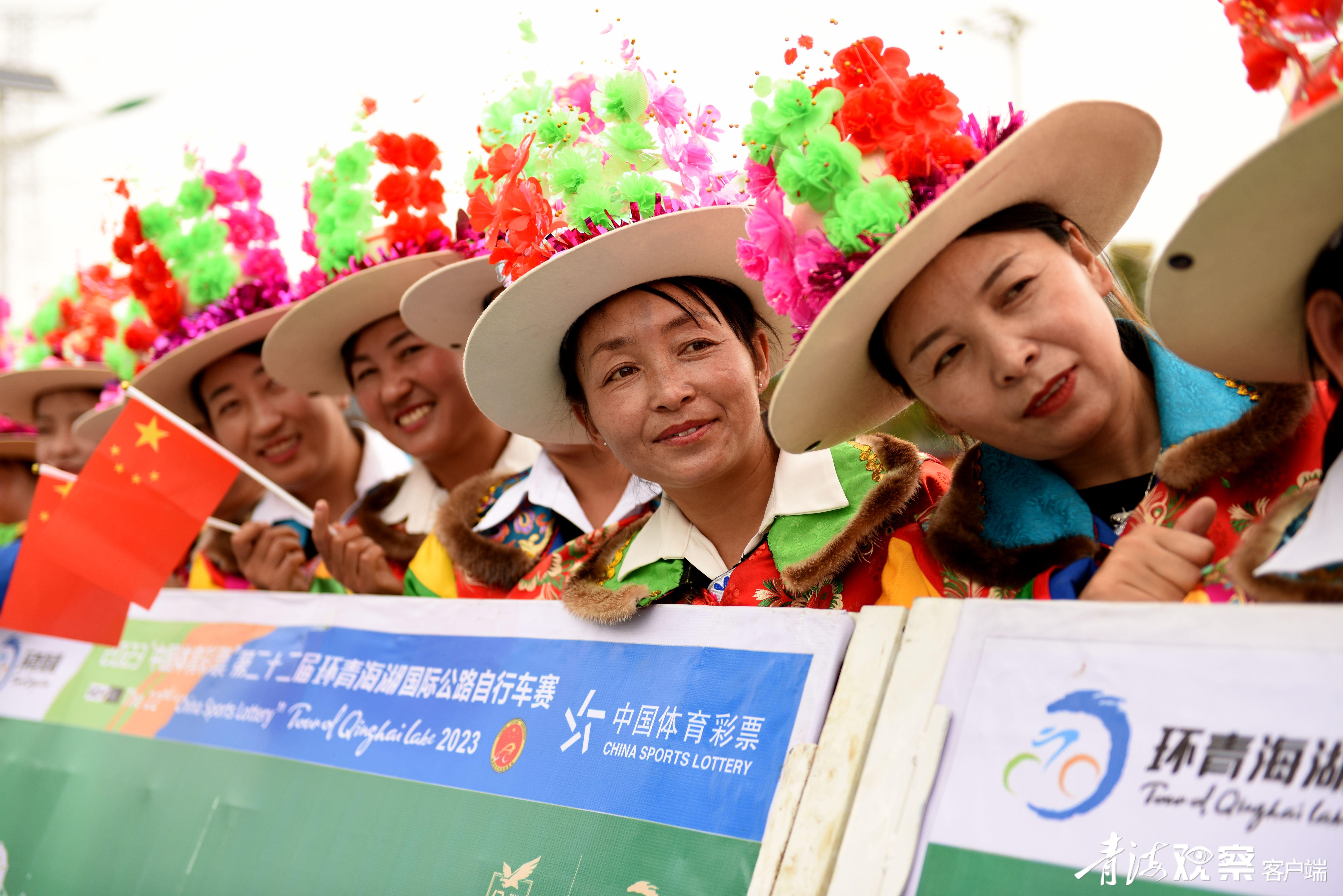 盛装打扮为环湖助威。青海日报融媒体记者 陆广涛 摄