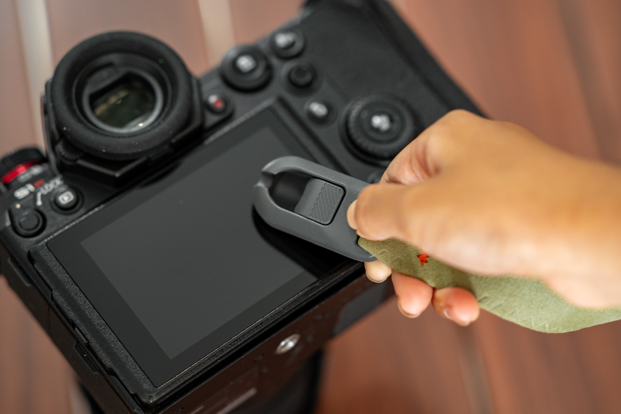 PGYTECH相机背带Air复古款和相机腕带Air评测:时尚舒适,原创快挂扣