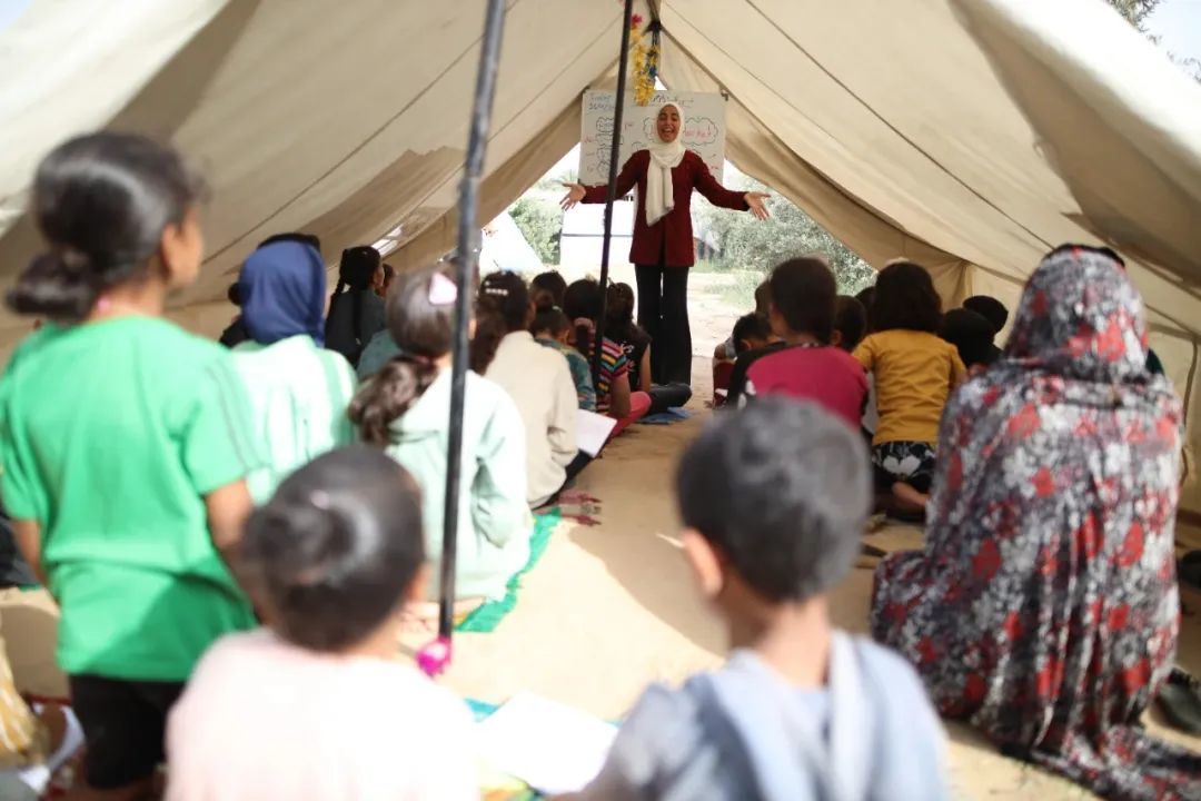 4月26日，在加沙地带中部城市代尔拜拉赫，孩子们在一处用帐篷搭建的临时教室内上课 图：新华社