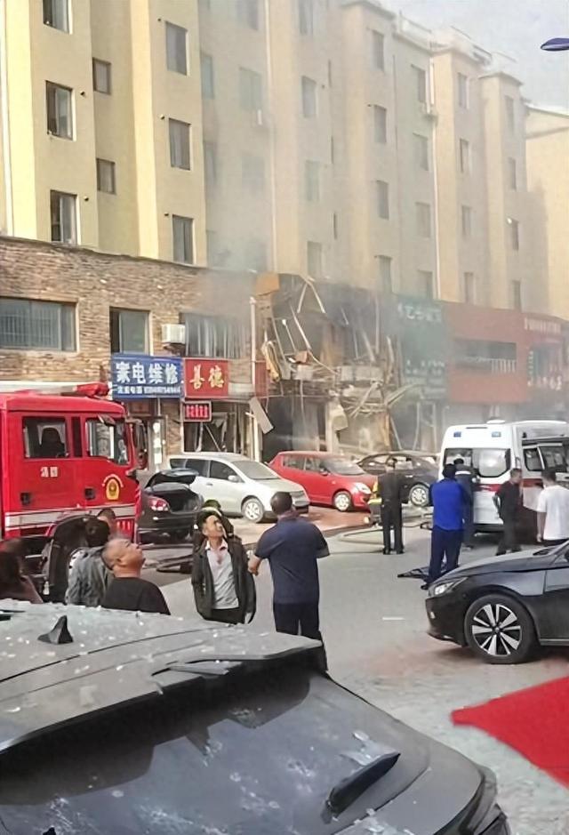 辽宁营口一饭店疑似清晨突发爆炸，门面炸出大空洞，当地：多人受伤