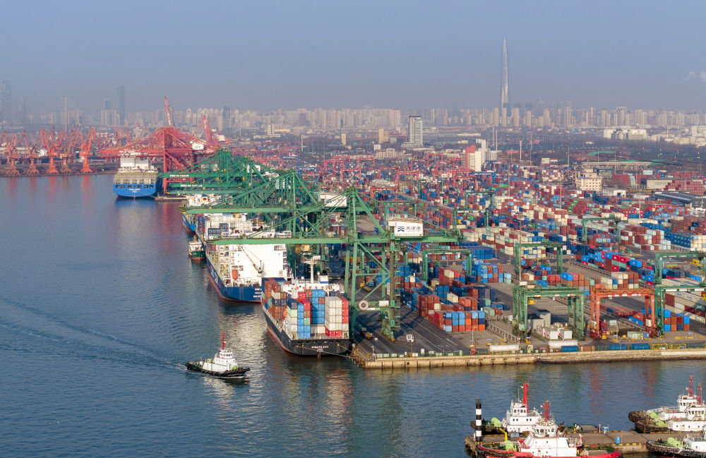 货轮停靠在天津港集装箱码头（无人机照片）。
