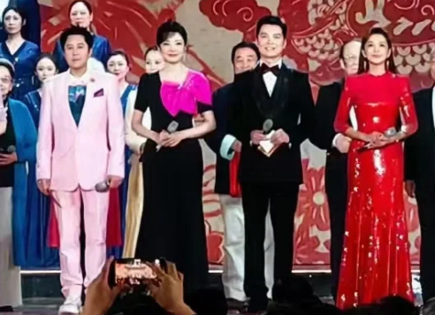 央视百花迎春阵容堪比春晚！朱迅周涛同台主持，冯巩杨幂唐嫣参演 - 吾爱微网