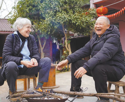 3月17日，贾和普在剑阁县与当地村民聊天。夏志鹏摄