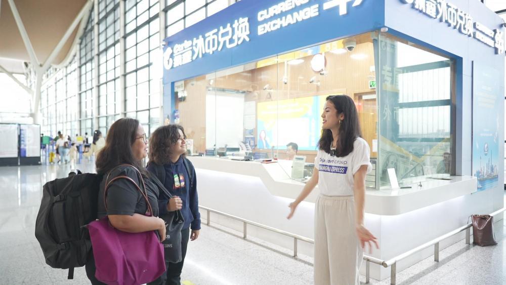 菲律宾游客在浦东机场报名国际转机旅客“入境免费半日游”项目。受访者供图