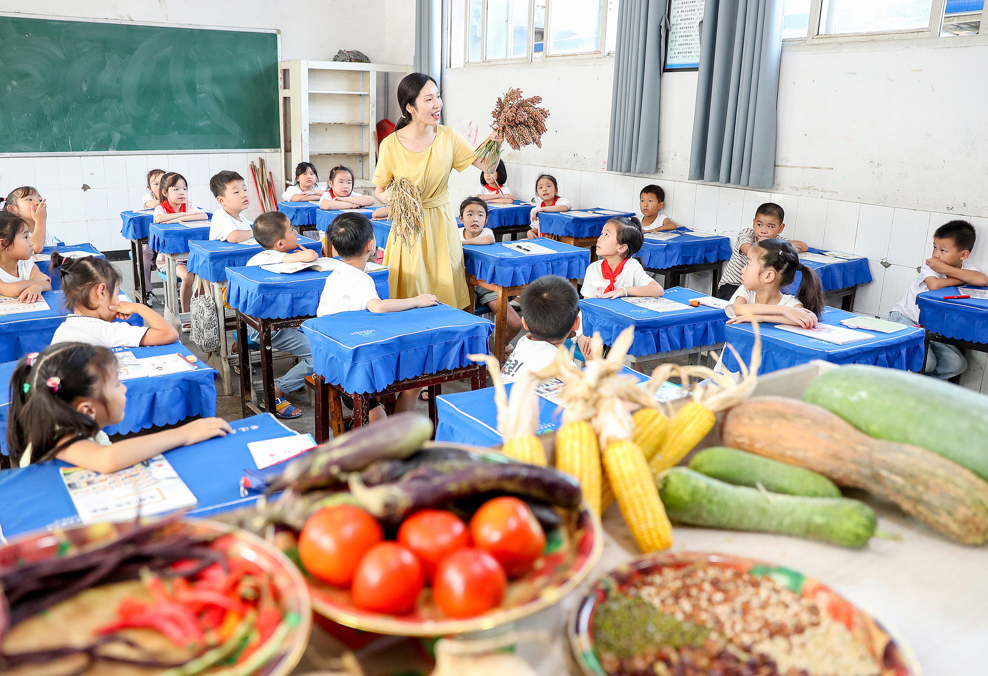 四川广安：小学生辨识五谷作物，珍惜粮食践行“光盘行动”