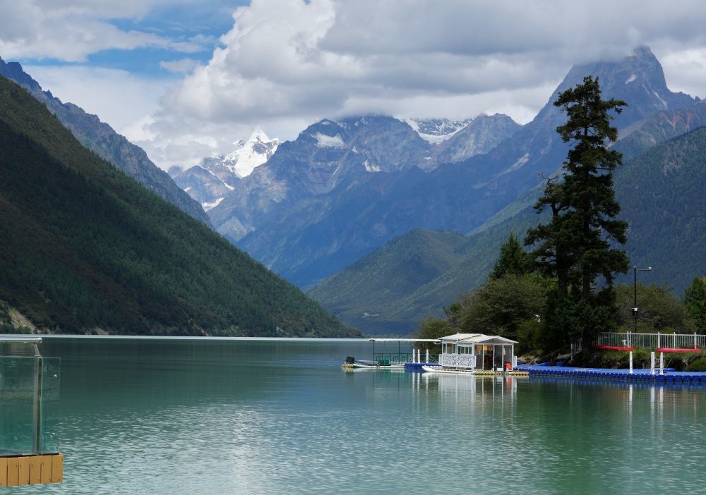 巴松措旅游风景区一景（8月2日摄）。新华社记者 张汝锋 摄