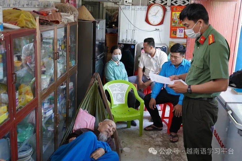 图为隆安警圆对嫩法师黎松云宣读逮捕令