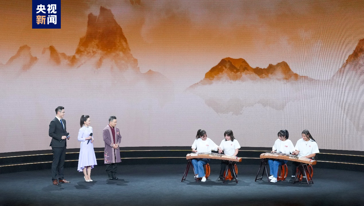 来"中美青少年交流活动中,中国古筝名家现场指导青少年体验古筝演奏