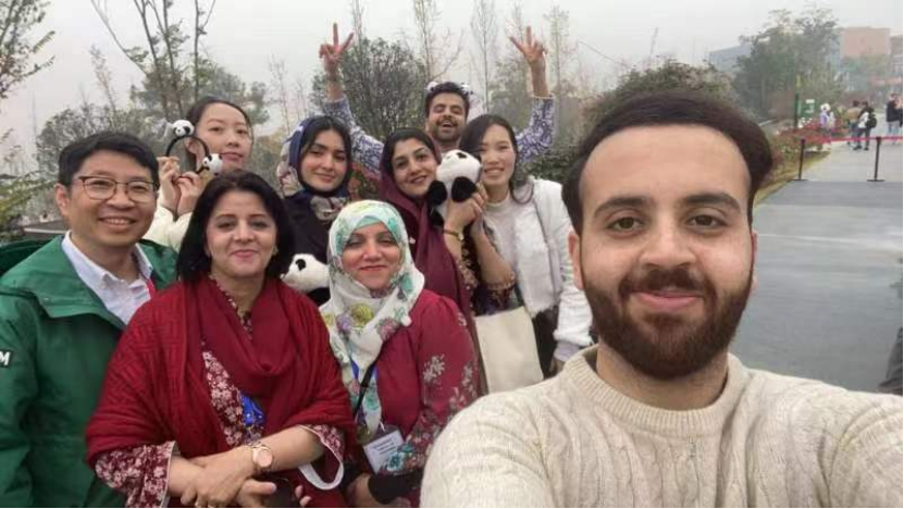 △塔希尔的儿子穆伊兹在北京