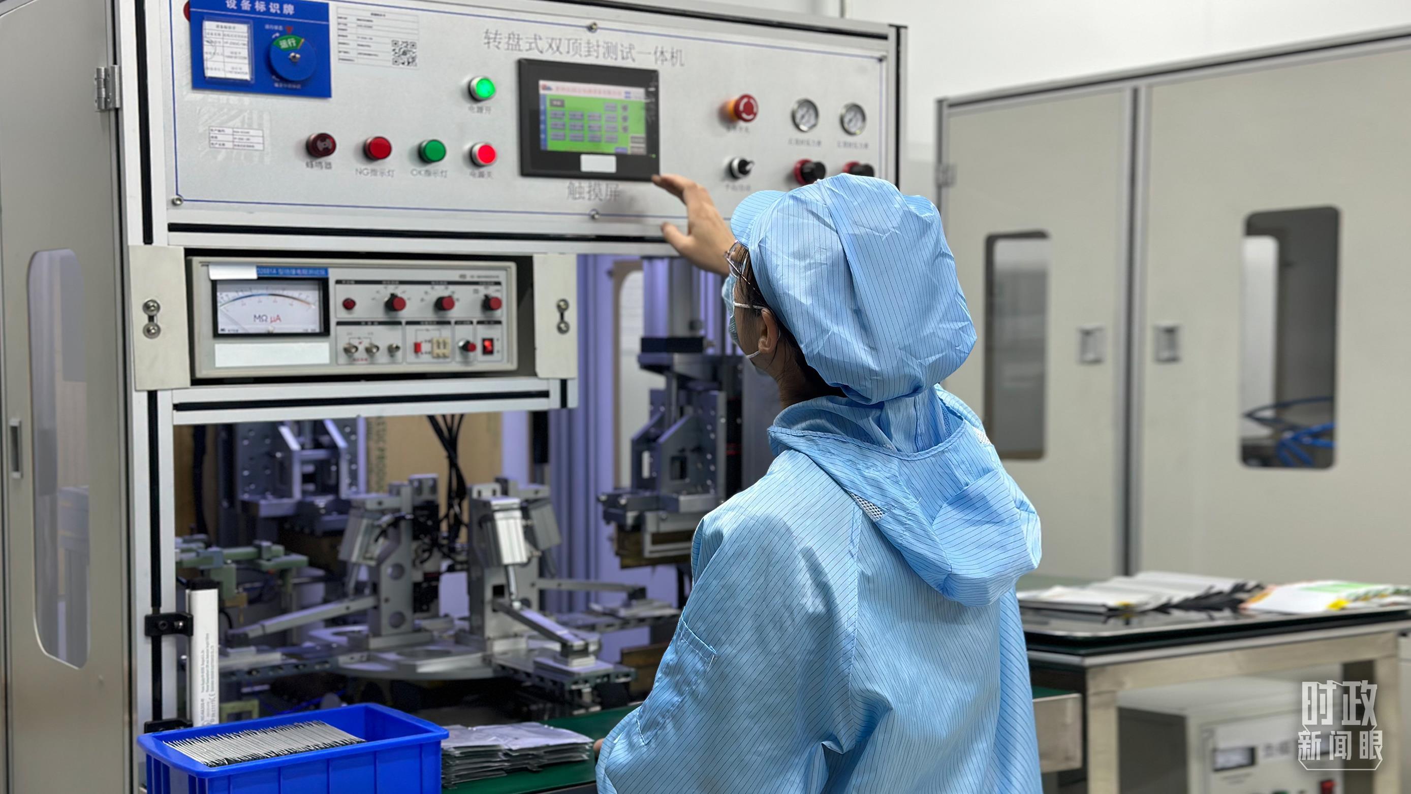 △企业电池技术中心内,员工正在进行电池封装。(总台央视记者卢心雨拍摄)