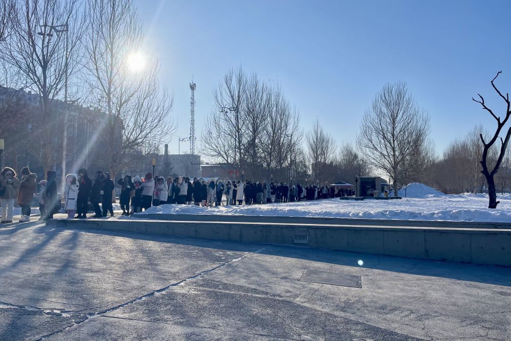 1月9日，在位于哈尔滨市平房区的侵华日军第七三一部队罪证陈列馆外，游客排队等待入馆。新华社发（金士成摄）