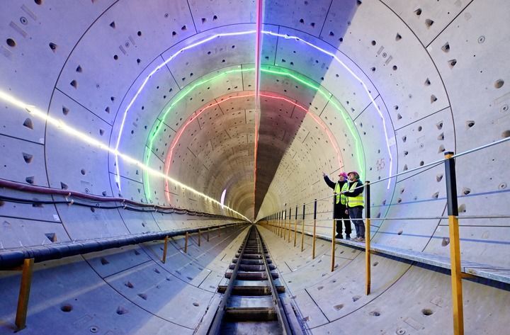 2024年2月3日,工作人员在北京轨道交通22号线河北段盾构隧道内进行巡查。新华社记者 王晓 摄