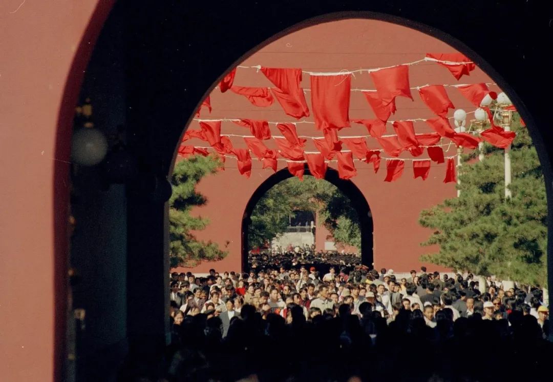 1999年10月2日，北京，故宫外的游客。1999年国庆是我国第一个“黄金周”