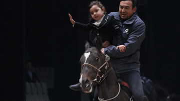 希尔扎提&middot;奴鲁木带着女儿夏克拉&middot;希尔扎提一起骑马。