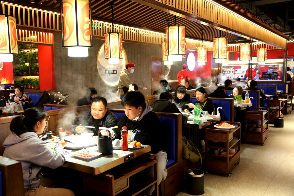 2023年11月26日,市民在江苏省连云港市连云区一家火锅店用餐。新华社发(王春 摄)