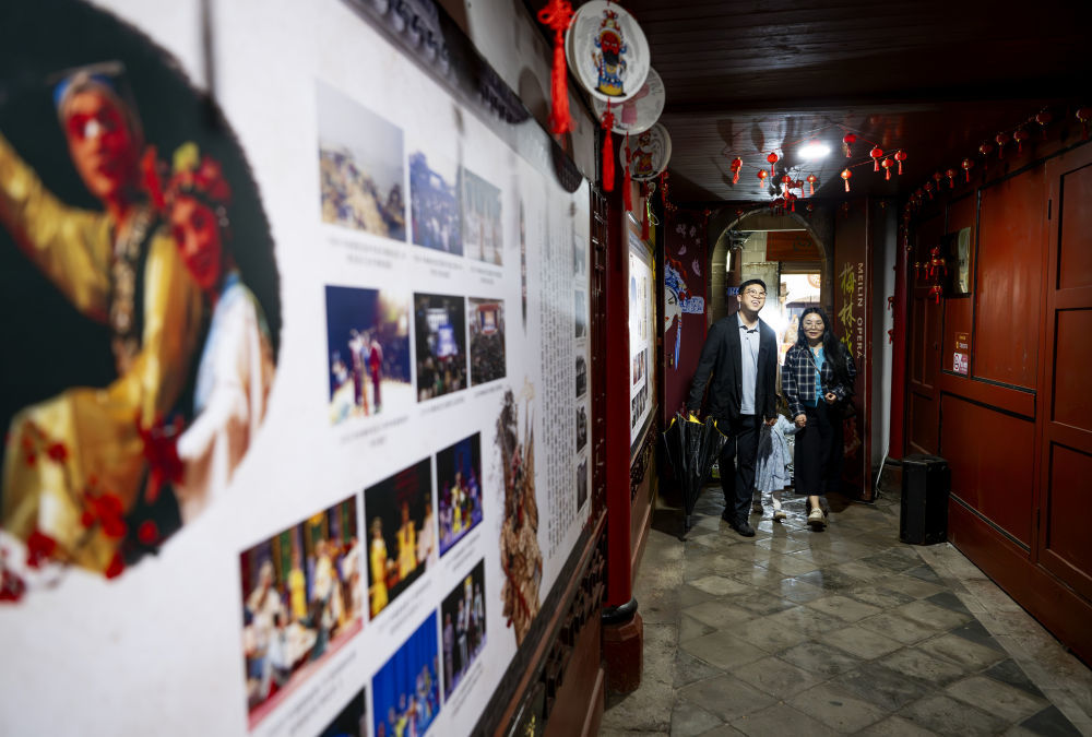 游客来到位于尚书巷历史文化街区的梅林戏展示中心参观（4月19日摄）。