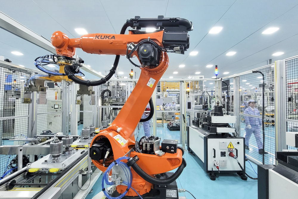 这是2024年3月14日在位于重庆市璧山区的重庆青山工业有限责任公司智能工厂拍摄的汽车变速器自动化生产作业现场。新华社发(曾清龙 摄)