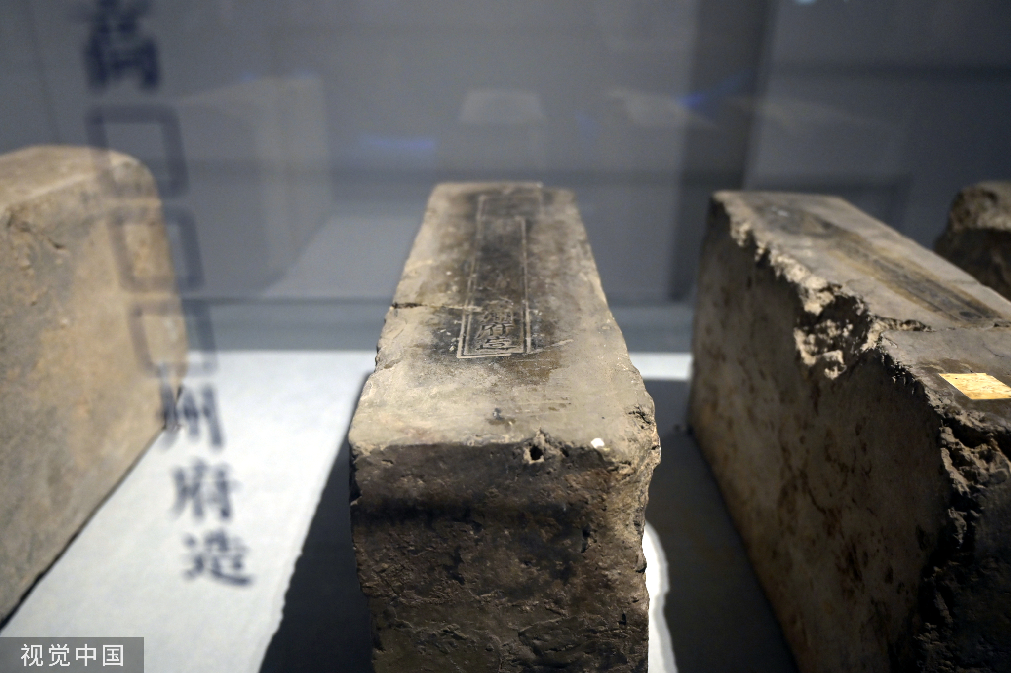 2020年12月11日，在中国国家博物馆，舟楫千里——大运河文化展正在展出。图为临清贡砖。