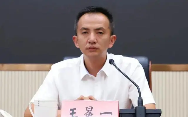 原县长受审，市委常委等旁听