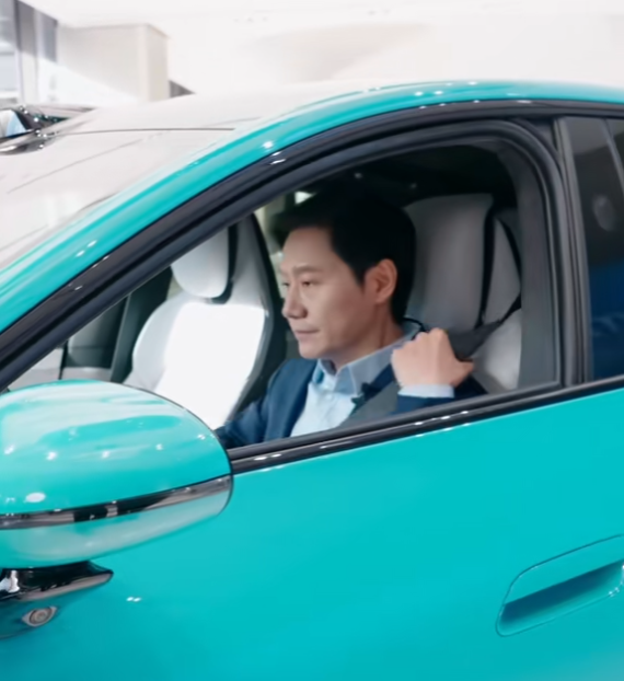 雷军亲自体验小米SU7!手表解锁、自动翻转仪表盘酷炫