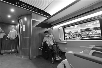 展示馆内有一节复兴号高铁上的无障碍车厢,内部设置可旋转停靠的轮椅席位