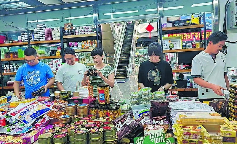5月15日，顾客在巴克图中哈边民互市丝路文化商品城选购商品。 □石蕊摄