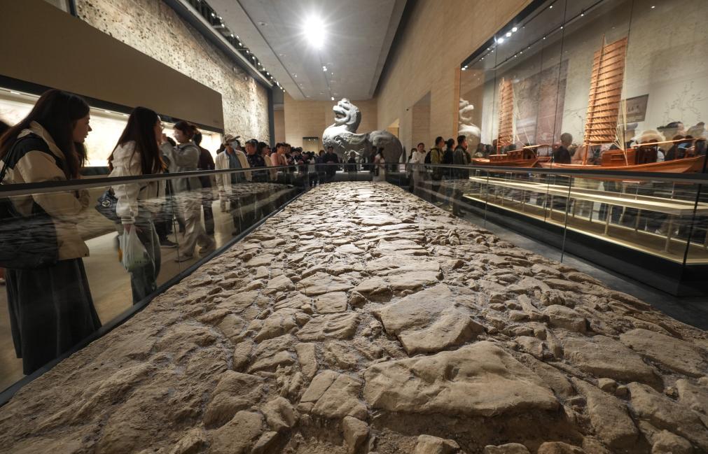 2024年4月23日，游客在江苏扬州中国大运河博物馆游览。新华社记者 杨磊 摄