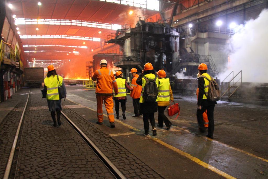 2018年12月4日，在塞尔维亚斯梅戴雷沃，河钢塞尔维亚有限公司中方管理人员在钢铁厂内查看。新华社发（河钢塞尔维亚有限公司供图）