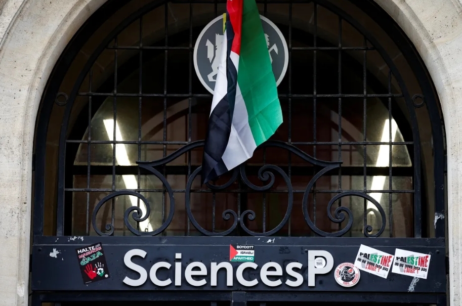 4月26日，巴黎政治学院示威学生要求校方谴责以色列暴行，并在建筑入口插上巴勒斯坦旗帜/路透社