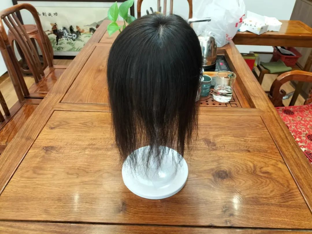 〓 董月如在家里晾假发