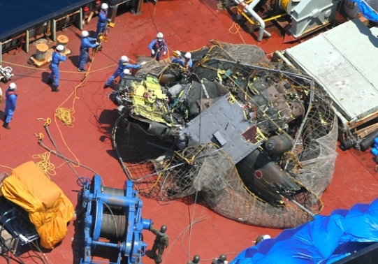 2023年5月,UH-60JA残骸在冲绳宫古岛附近从海底捞出 图自朝日新闻