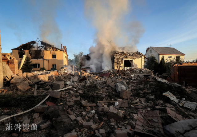 当地时间2022年7月5日，乌克兰士兵安装美国提供的“海马斯”火箭炮系统/澎湃影像
