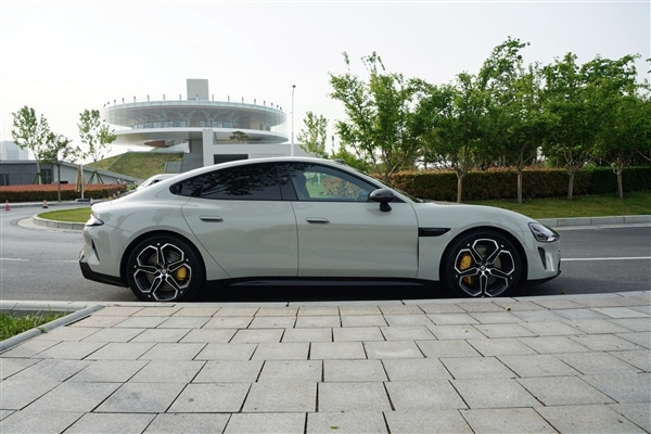 这颜值一眼种草!小米SU7雅灰图赏