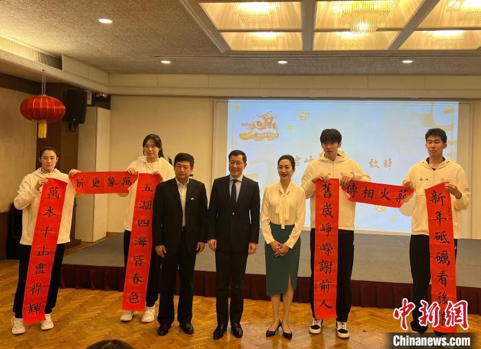 当地时间2月2日下午,清华附中篮球队访美代表团来到中国驻洛杉矶总领事馆座谈交流。 中新社记者 张朔 摄