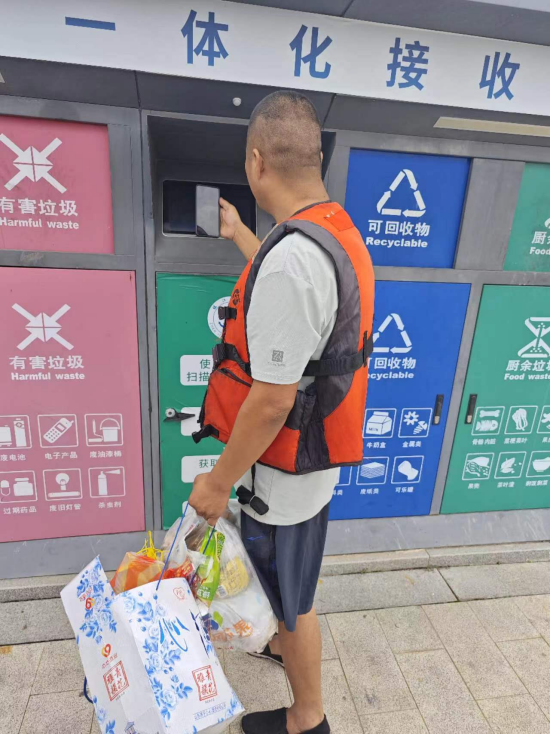 张琪在水上服务区处理生活垃圾。人民网记者 黄钰摄