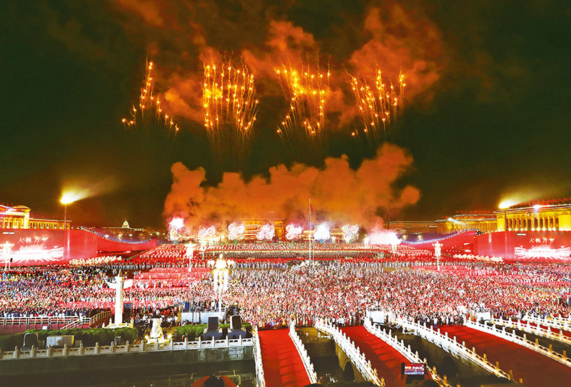2019年10月1日晚，庆祝中华人民共和国成立70周年联欢活动在北京天安门广场盛大举行。图为绚丽烟花排列出了“人民万岁”的字样。 新华社记者 兰红光/摄