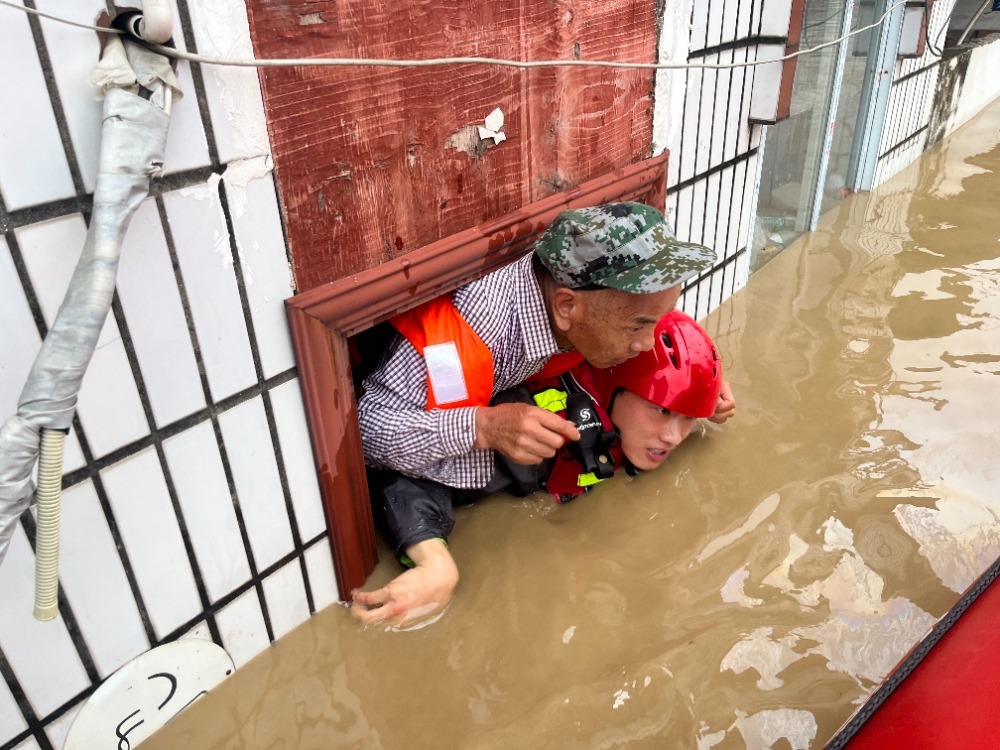 ▲7月11日，长寿区云台镇，救援人员正在救援被困群众。通讯员 张豪洋 摄