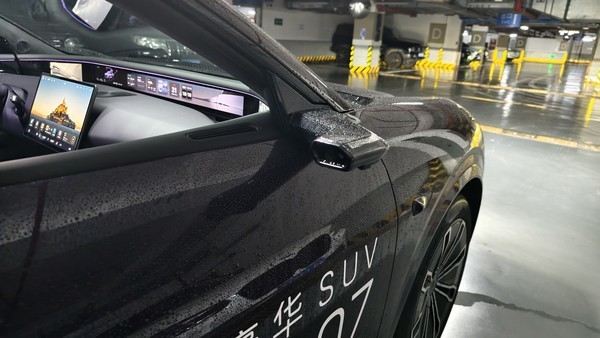 流媒体后视镜显示效果(实际比图片中更清晰)