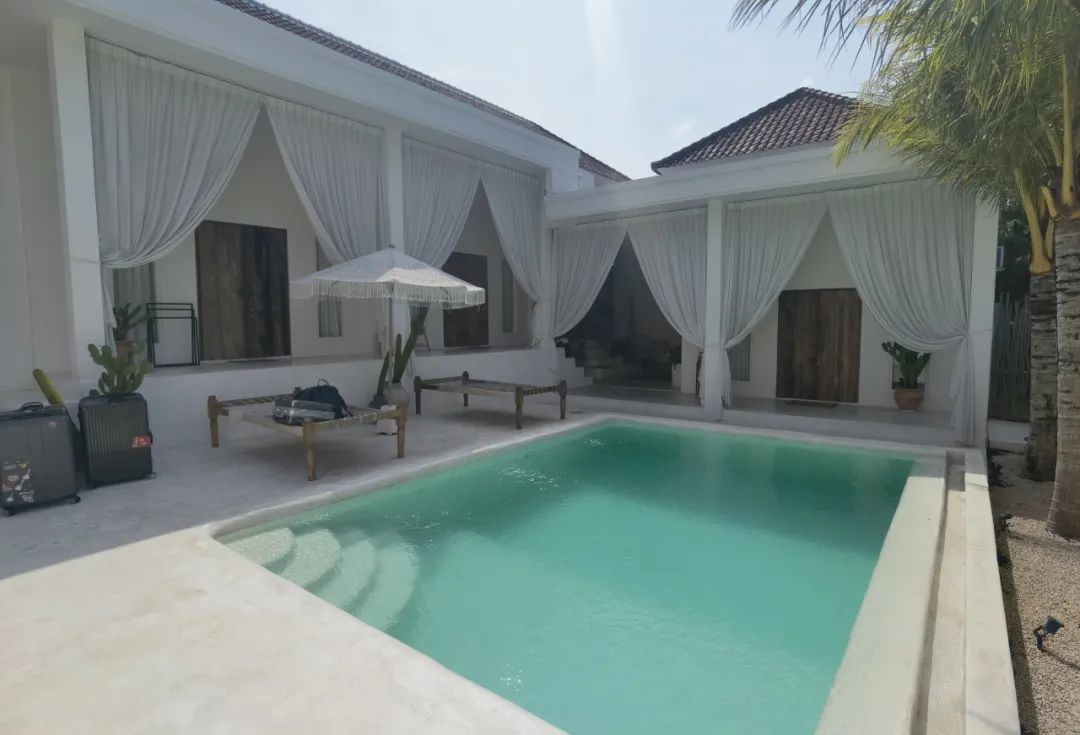 图：梦龙提前订好的巴厘岛民宿，里面有个大泳池