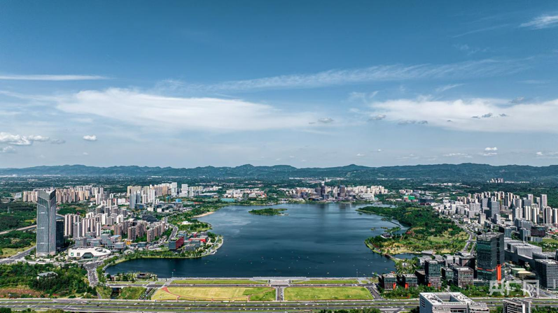 治理后的兴隆湖（央广网发 马骥 摄）