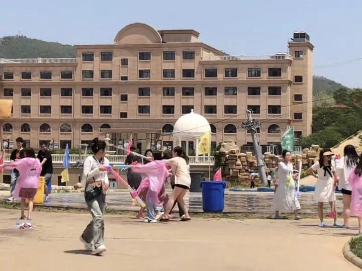 摆在店门口的电动水枪