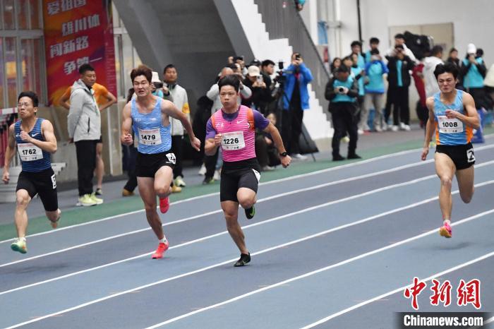 27日上午，中国短跑名将苏炳添在成都复出。记者张浪摄